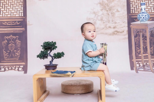 邹平宝宝边吃奶边挣扎烦躁